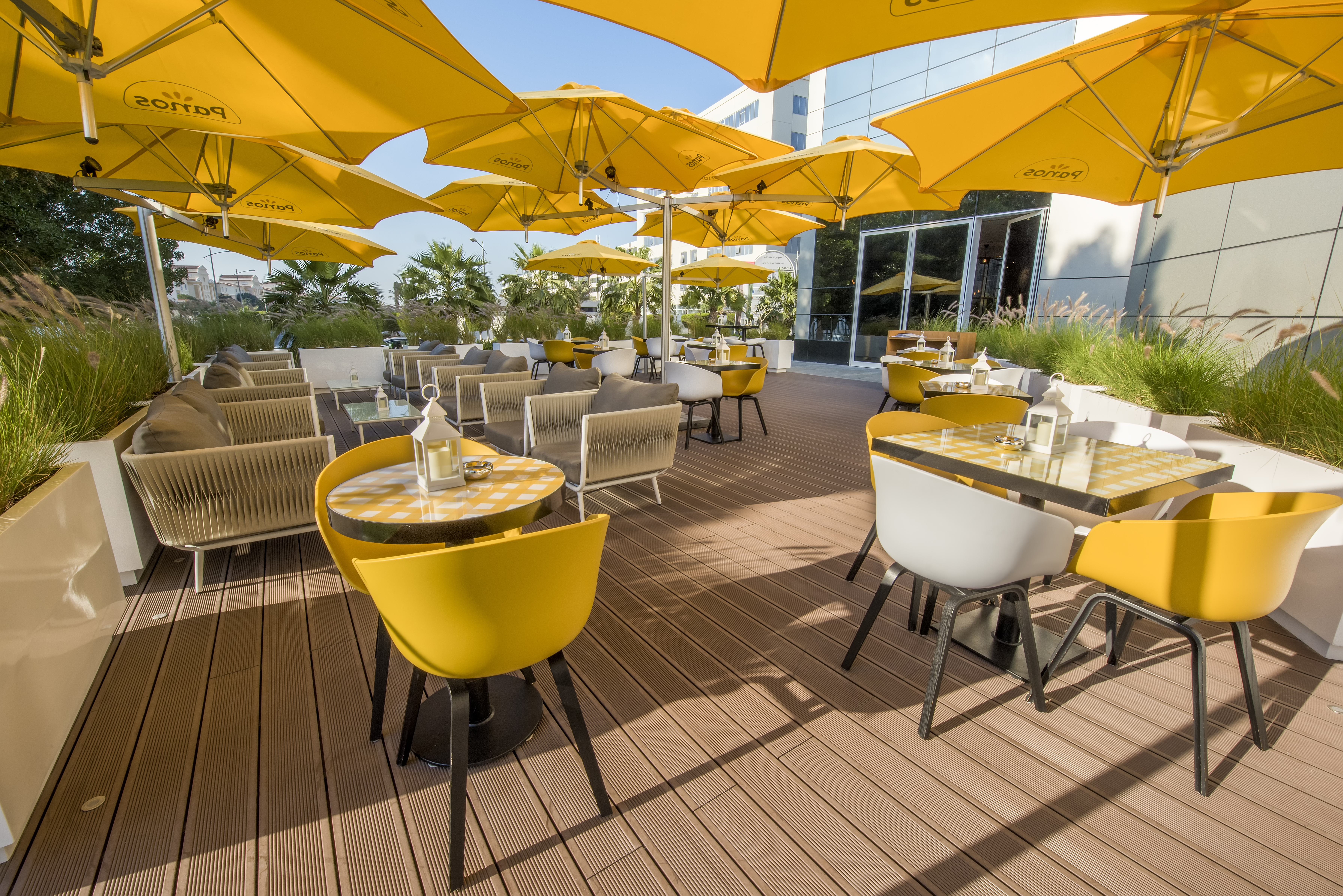 Paraflex parasols bij Panos Dubai 3 HR.jpg