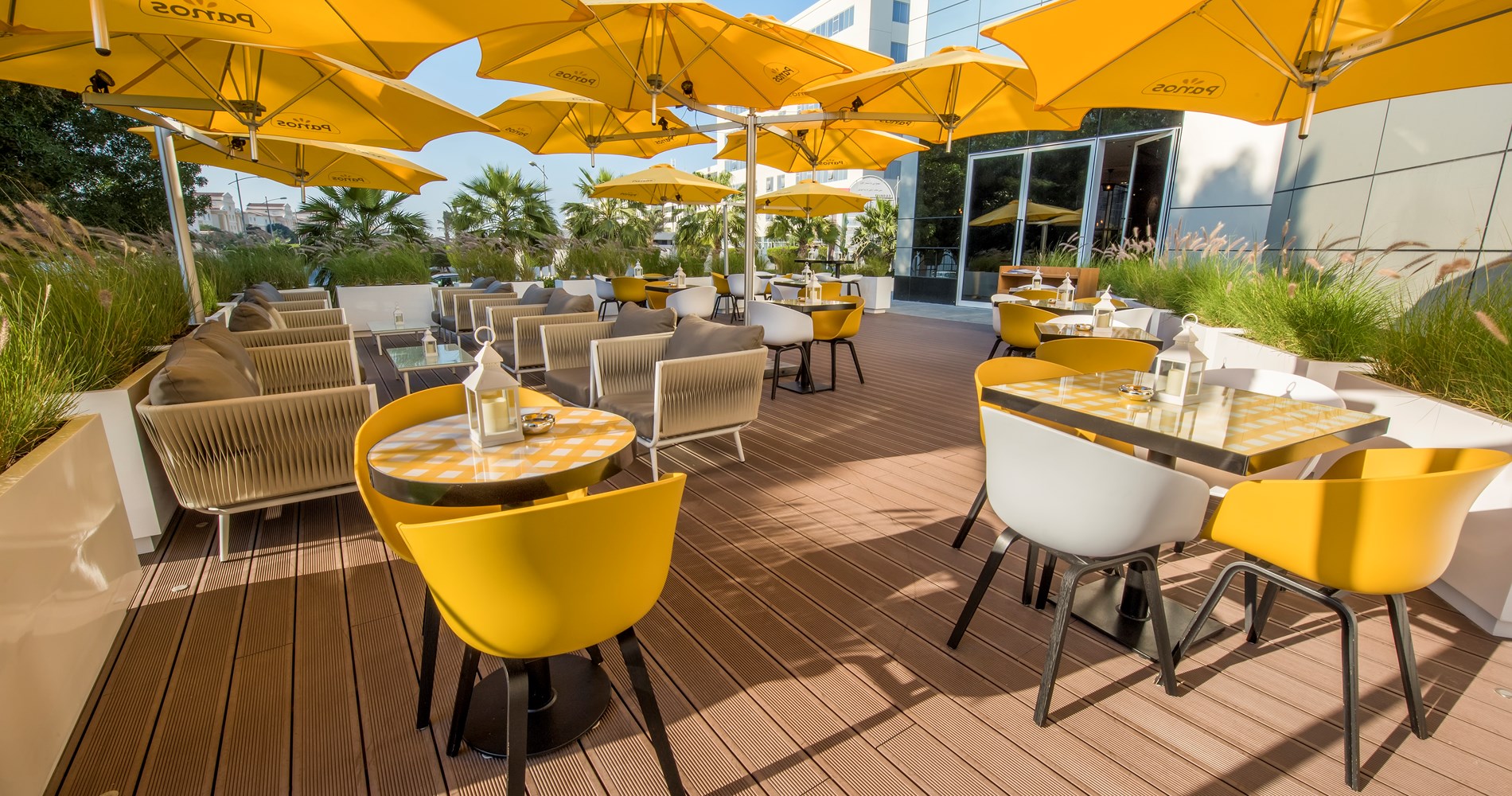 Paraflex parasols bij Panos Dubai 3 HR.jpg