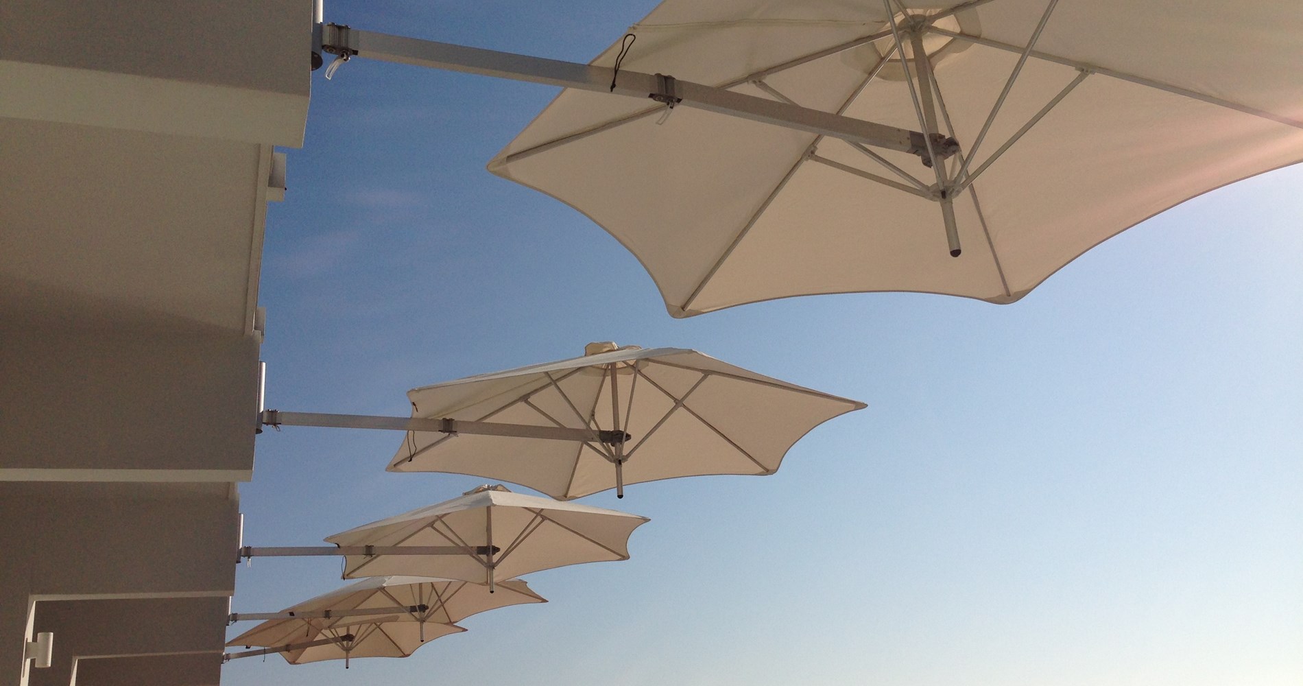 Wall mounted parasol Paraflex Hotel resort tofo mar SA HR.jpg