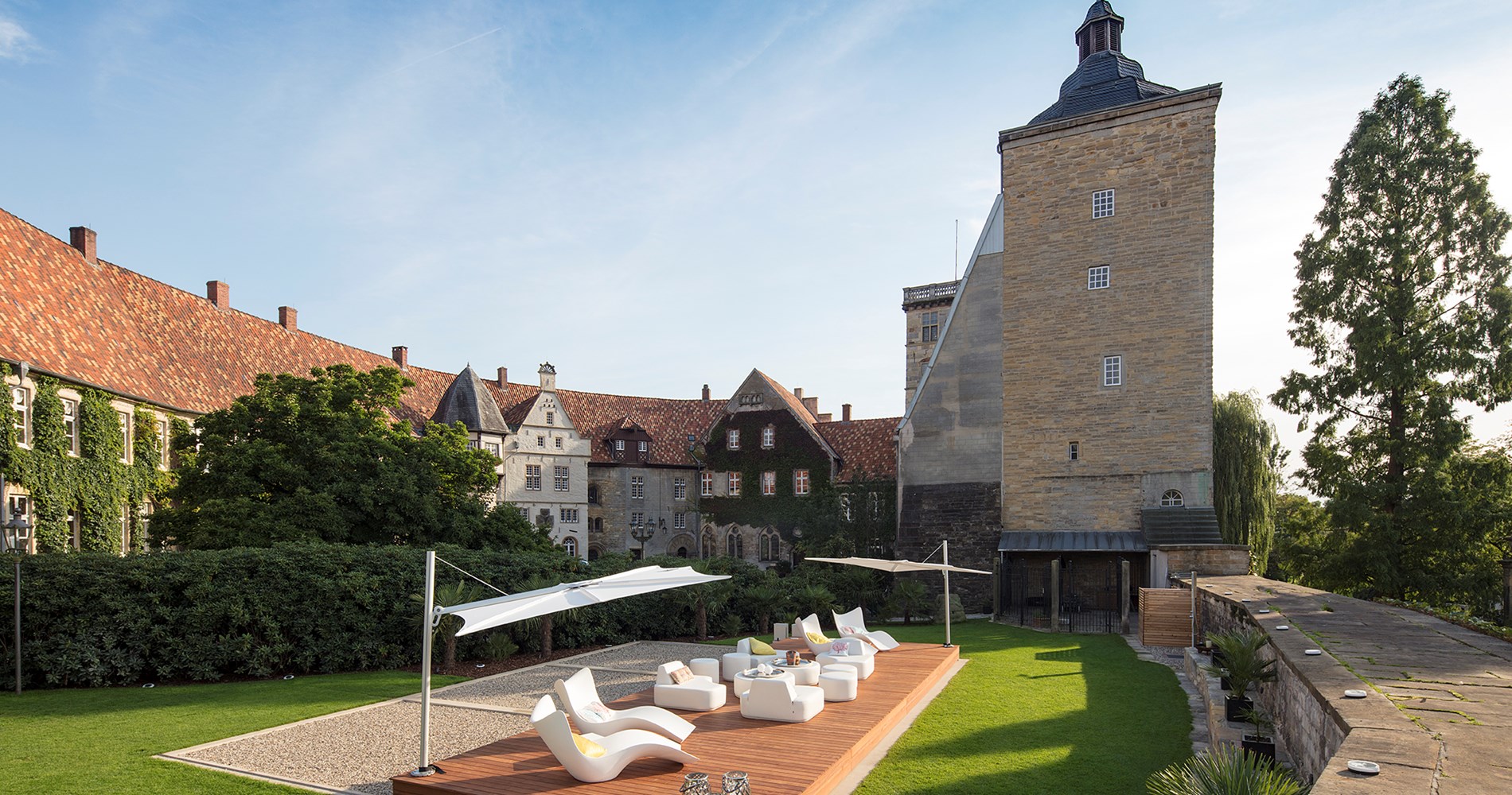 Spectra cantilever umbrella GermanyHR2.jpg