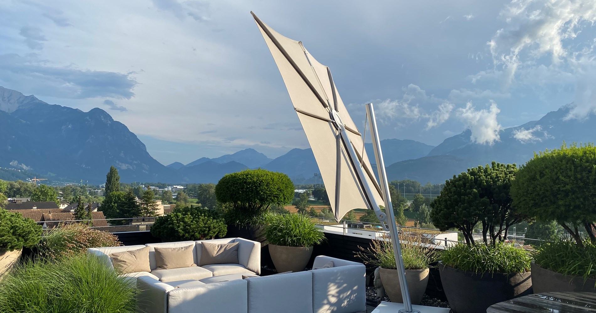 Spectra Cantilever umbrella Liechtenstein1.jpg
