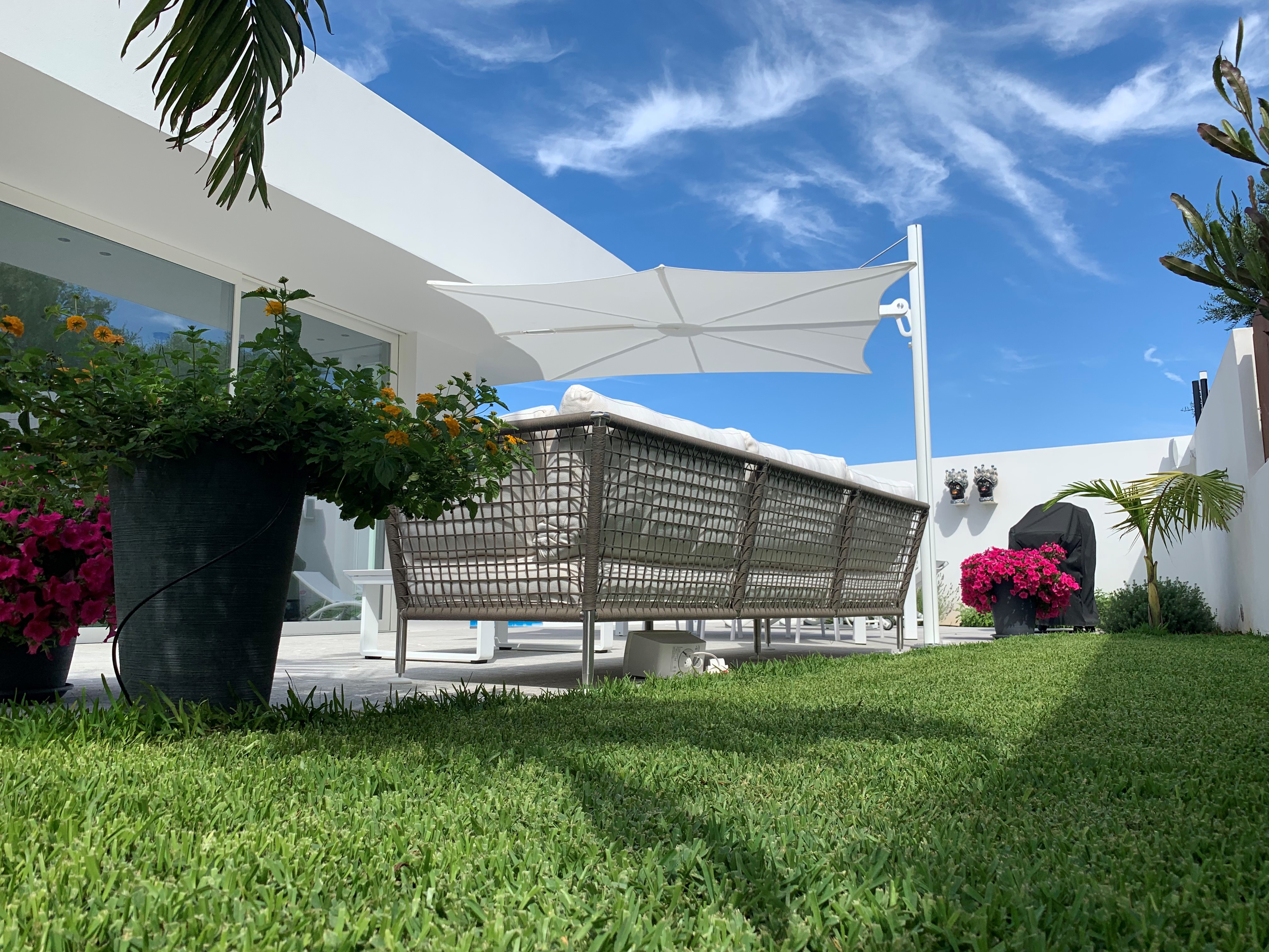 Spectra cantilever umbrella WHITE Italy 2.jpg