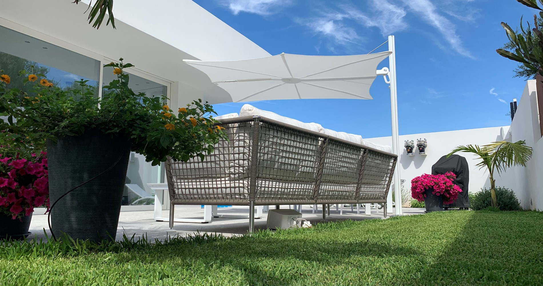 Spectra cantilever umbrella WHITE Italy 2.jpg