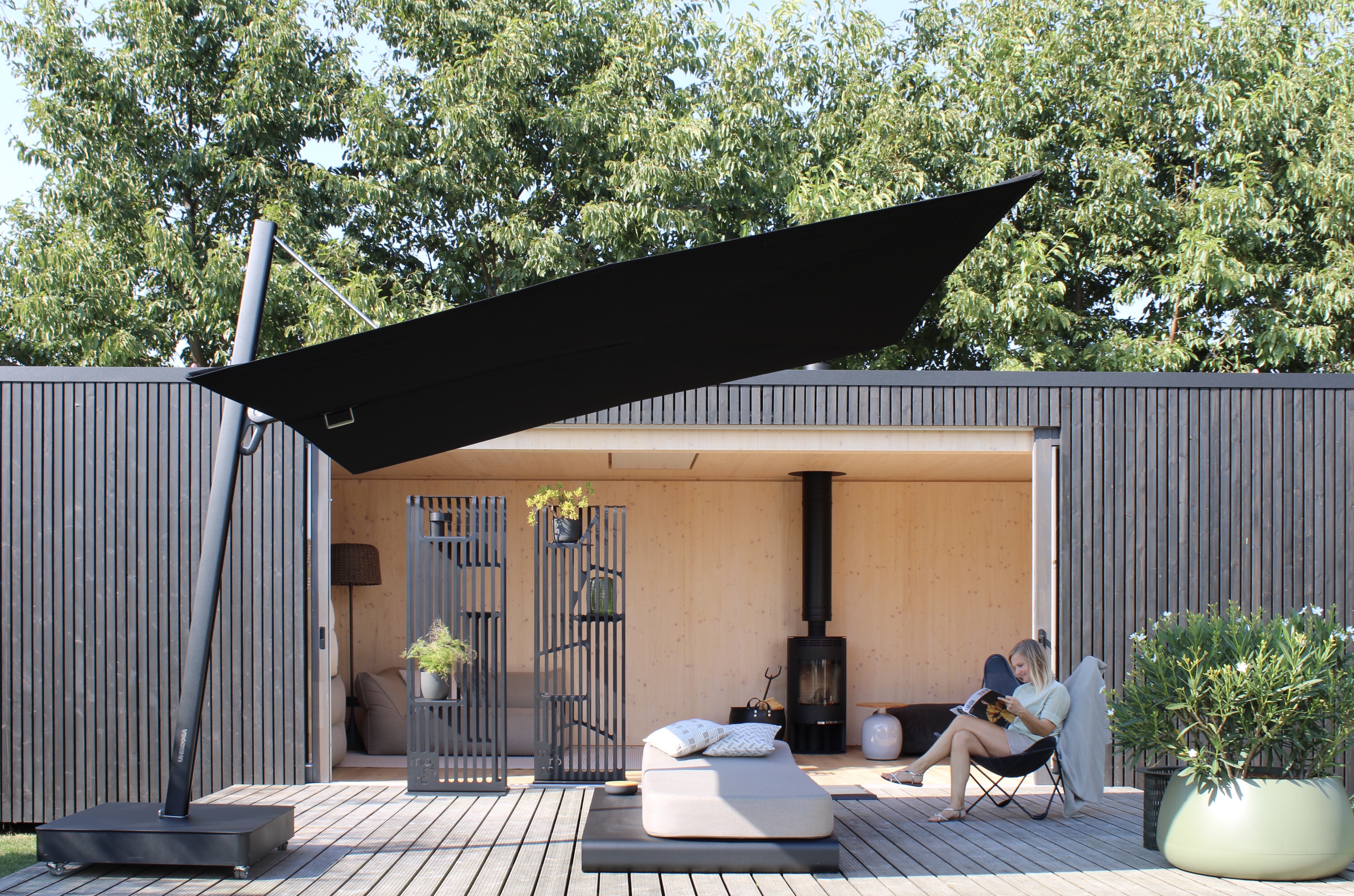 Umbrosa Versa UX -Full Black - cantilever umbrella BHR.jpg