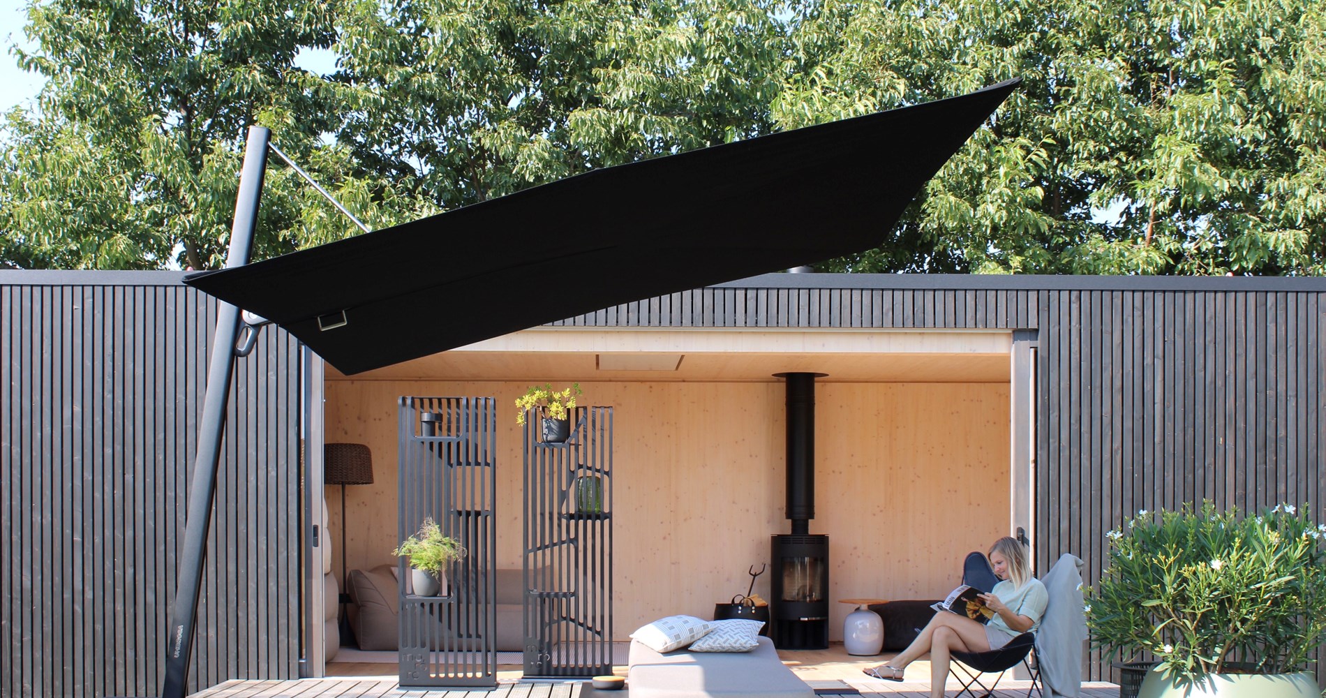 Umbrosa Versa UX -Full Black - cantilever umbrella BHR.jpg