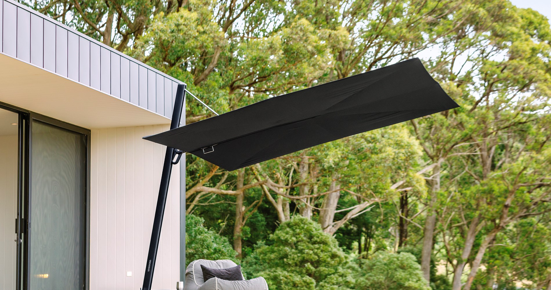 Versa UX - Full Black - cantilever umbrella - Austria.jpg