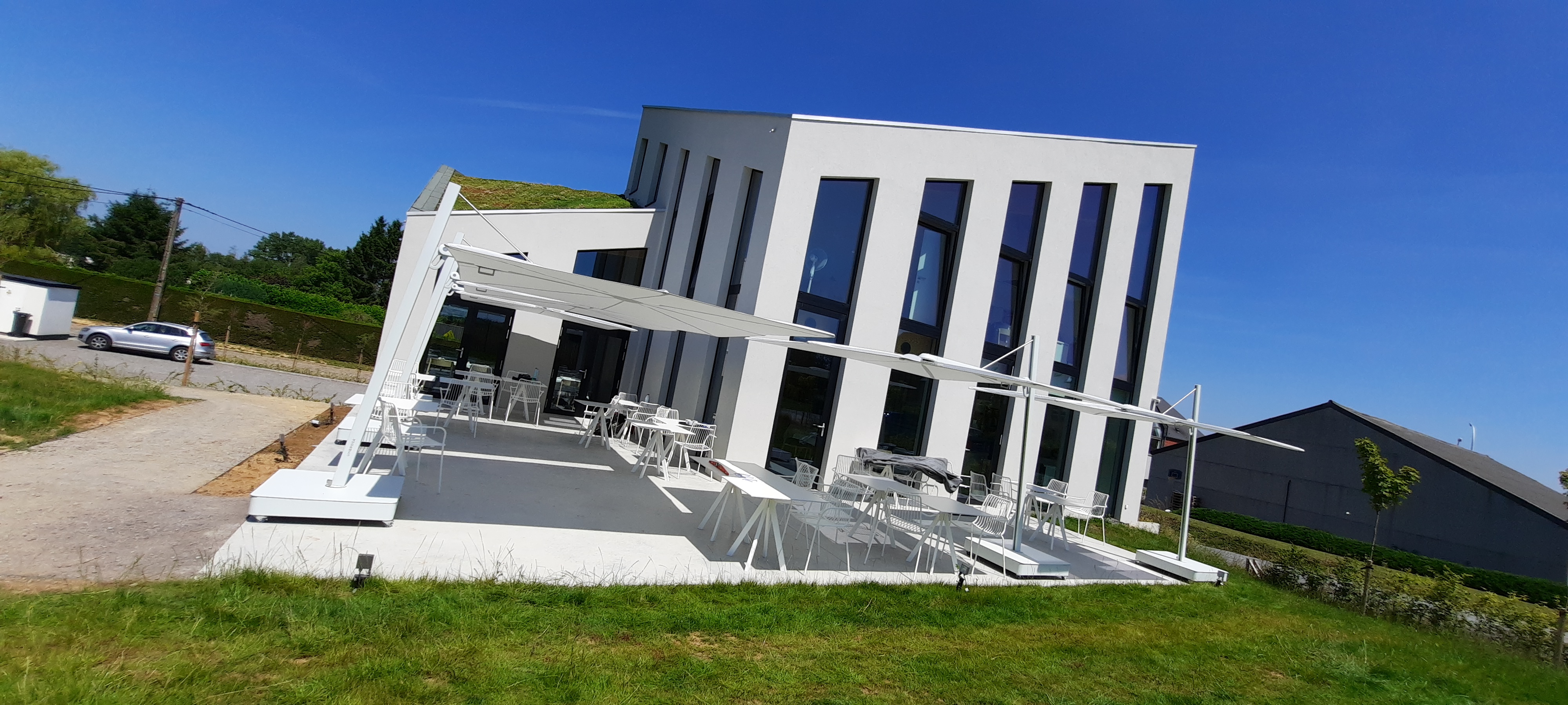 Umbrosa Versa UX Architecture - cantilever umbrella - Le Chai Gourmand Belgium 1.jpg