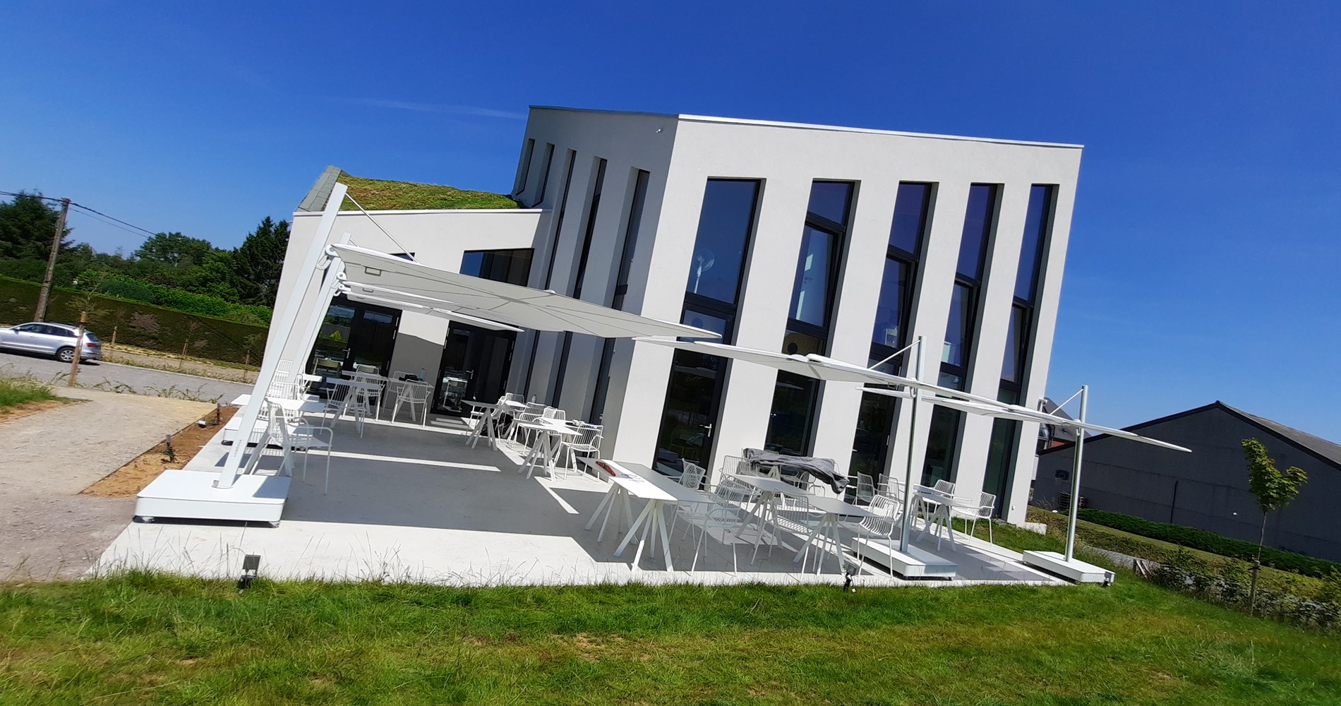 Umbrosa Versa UX Architecture - cantilever umbrella - Le Chai Gourmand Belgium 1.jpg