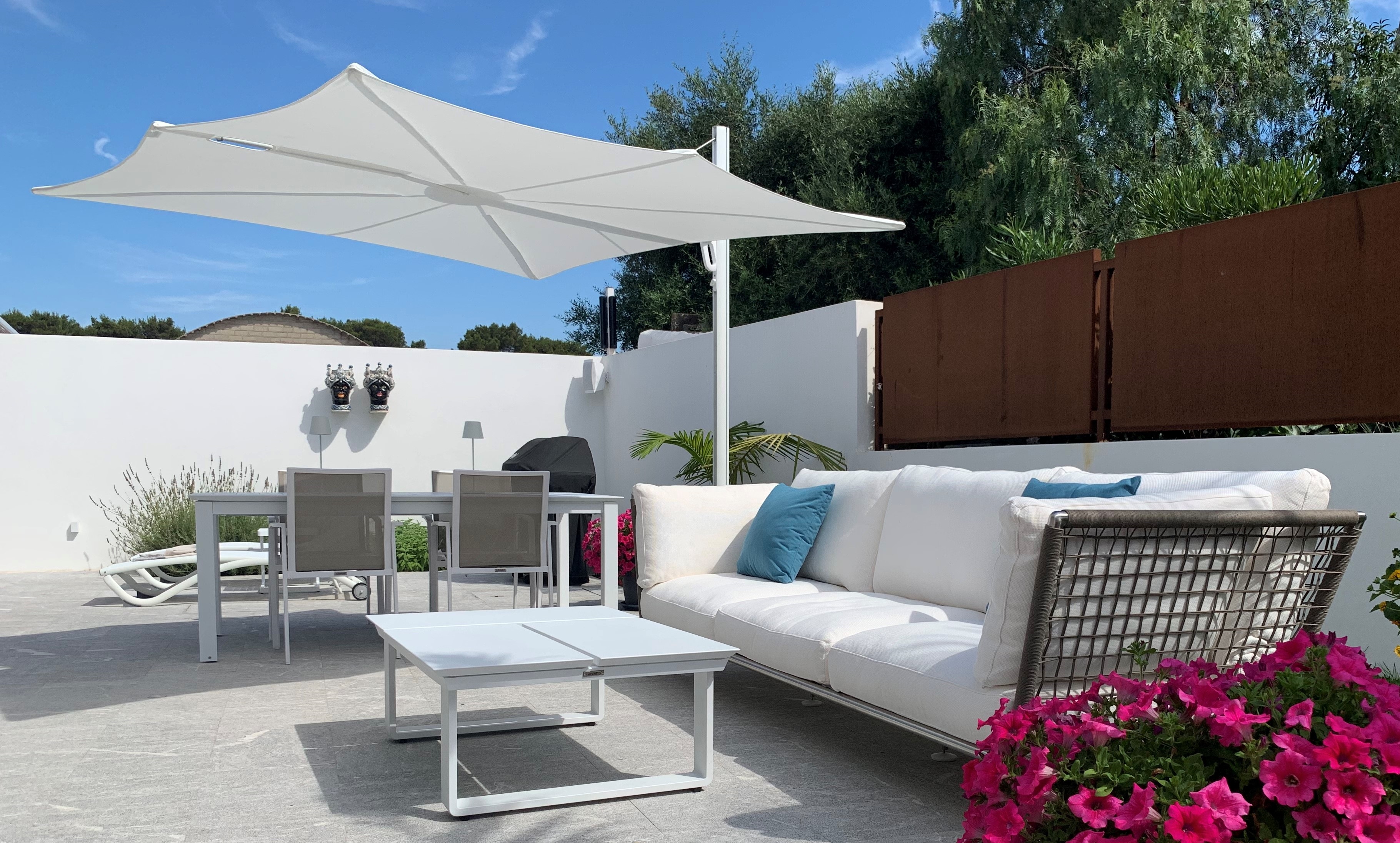 Spectra cantilever umbrella  WHITE Italy  3.jpg (1)